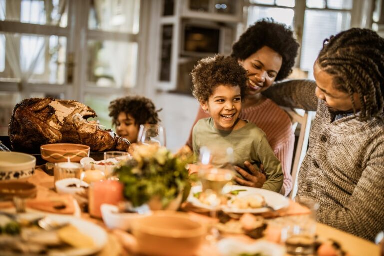 familly at thanksgiving table n7ifWbj