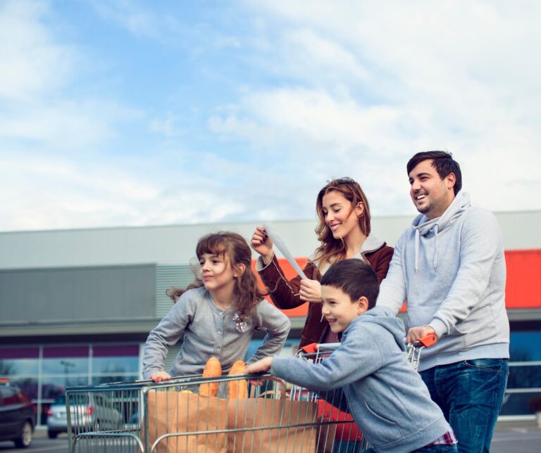 family grocery shopping trip qCcWbN3