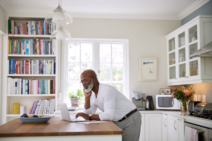 man on laptop in kitchen 7CWS6ll