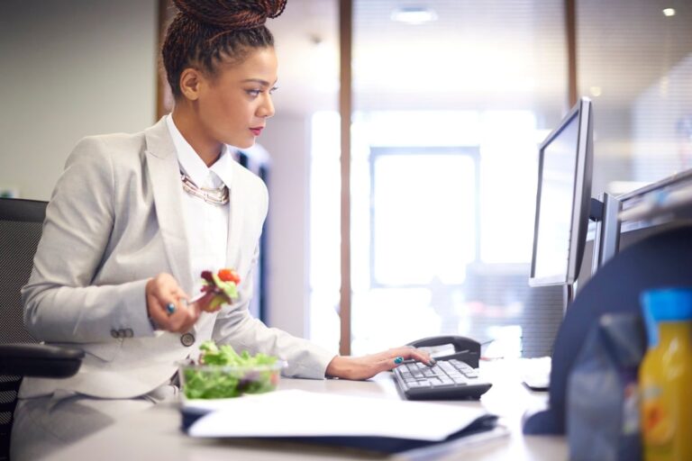 woman eating salad at work rCJmRBb