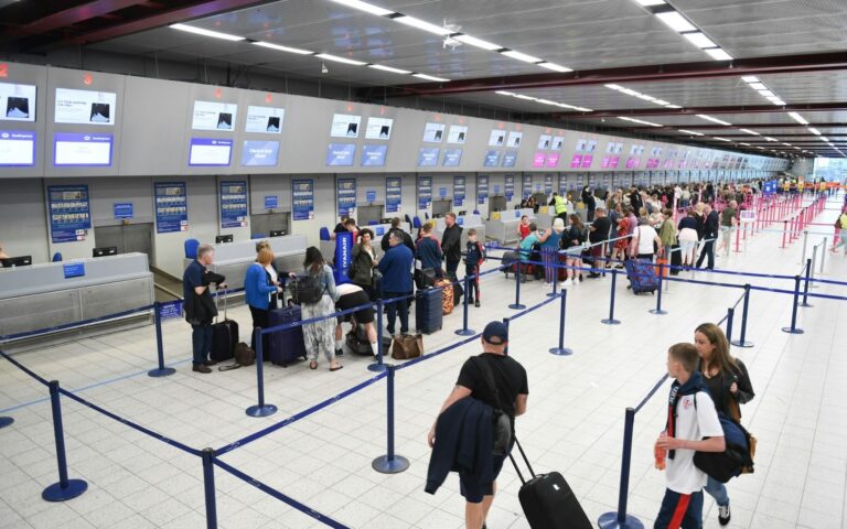 Airport check in credit Phil Mosley Unsplash