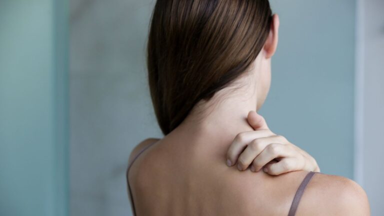 shingles timeline woman itching back